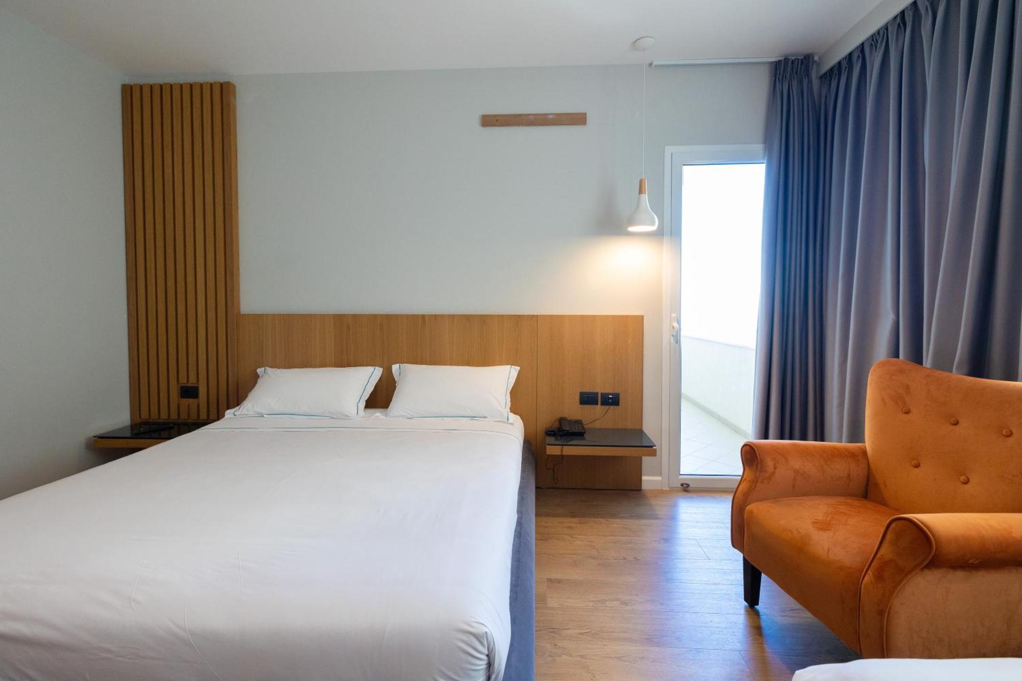 DUKA Hotel Vlorë Buitenkant foto