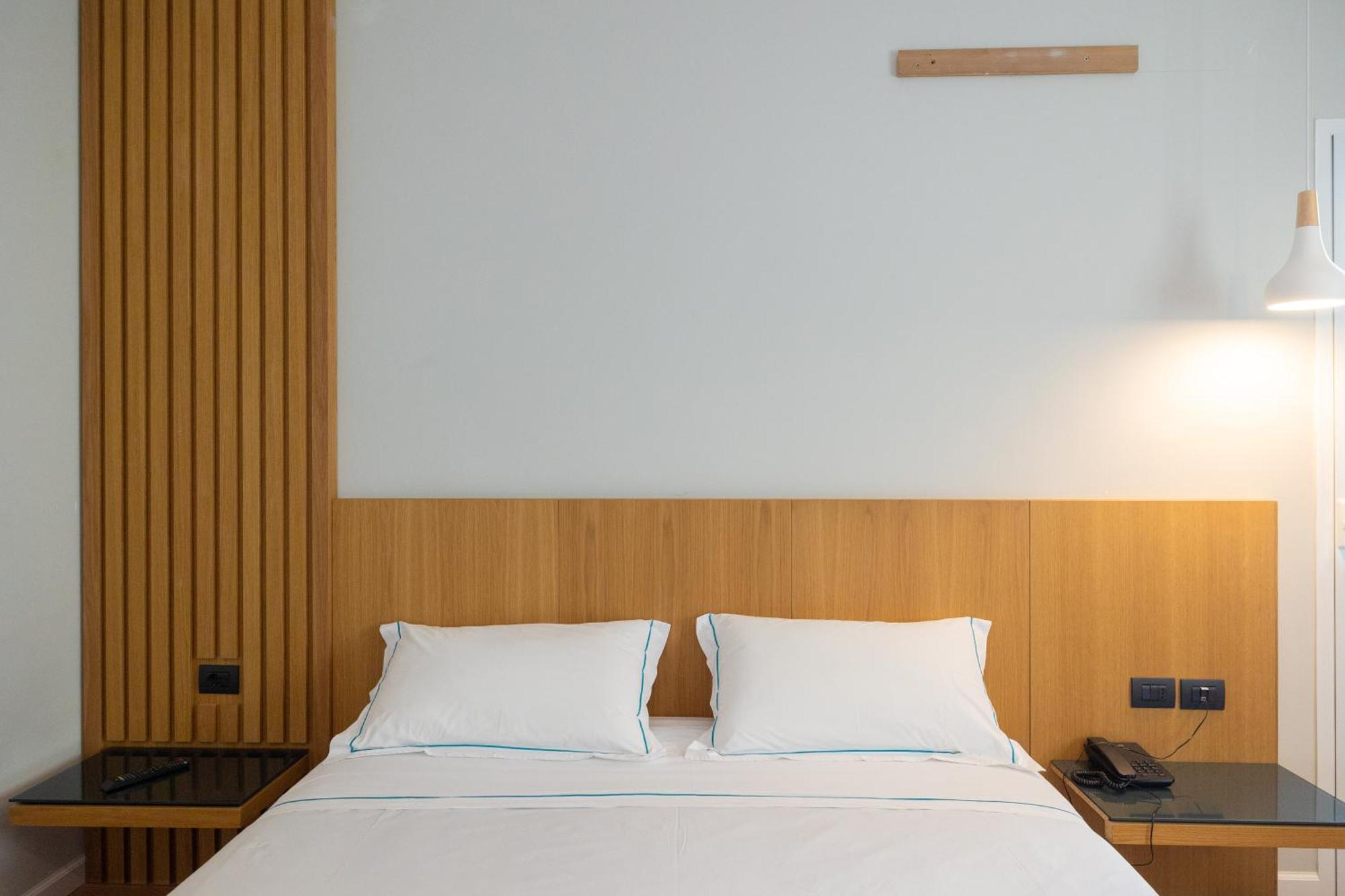 DUKA Hotel Vlorë Buitenkant foto