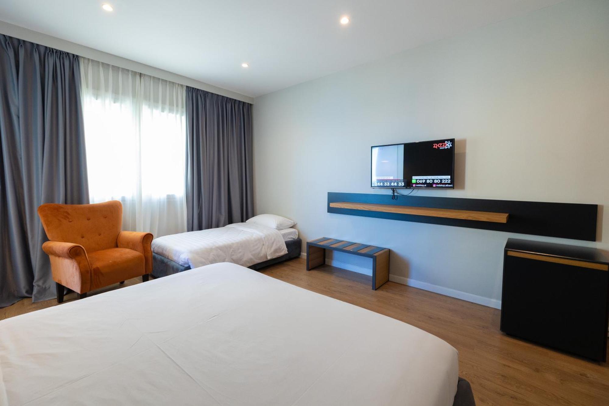 DUKA Hotel Vlorë Buitenkant foto